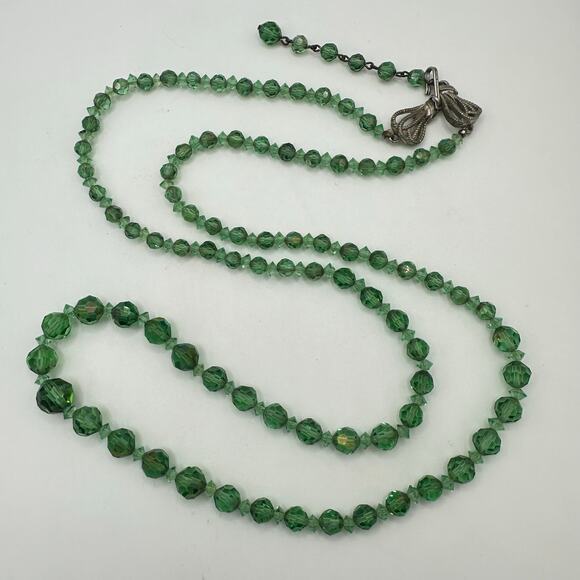 1950s vintage 38" green glass aurora borealis AB graduated beaded necklace - Picture 2 of 9